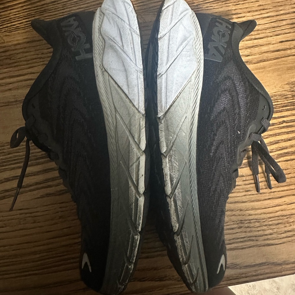 Hoka Arahi 6